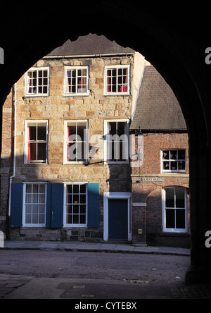 Case in Nord Bailey attraverso arch Durham City North East England Regno Unito Foto Stock