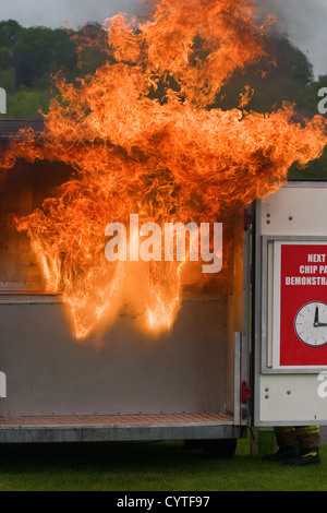 Dimostrazione di rimorchio di un chip pan fire dai vigili del fuoco locali Foto Stock