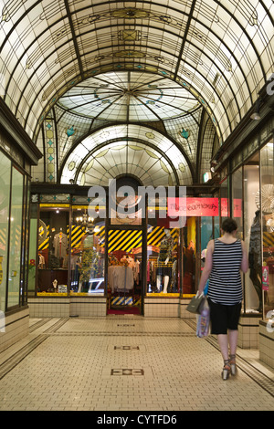 Città di Melbourne CBD belle vetrate Art Deco Cattedrale Arcade. shopping e laneways Foto Stock