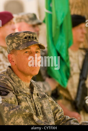 US General David H. Petraeus, comandante della NATO e la forza internazionale di assistenza alla sicurezza formalmente assunto il comando durante una cerimonia che si terrà il 4 luglio 2010 a Kabul, Afghanistan. Petraeus ha rassegnato le dimissioni come direttore della CIA il 9 novembre 2012 dopo il rilascio di una dichiarazione dicendo che aveva impegnato in un affare extraconiugale. Foto Stock