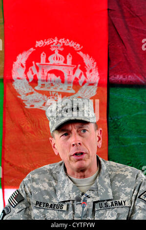 US General David H. Petraeus, comandante della NATO e la forza internazionale di assistenza alla sicurezza parla durante una shura Agosto 12, 2010 provincia di Wardak, Afghanistan. Petraeus ha rassegnato le dimissioni come direttore della CIA il 9 novembre 2012 dopo il rilascio di una dichiarazione dicendo che aveva impegnato in un affare extraconiugale. Foto Stock