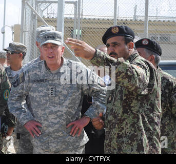 US General David H. Petraeus, comandante della NATO e la forza internazionale di assistenza alla sicurezza parla con Afghan Brig. Gen. Safiullah Safi, destra, Settembre 27, 2010 Bagram Airfield, Afghanistan. Petraeus ha rassegnato le dimissioni come direttore della CIA il 9 novembre 2012 dopo il rilascio di una dichiarazione dicendo che aveva impegnato in un affare extraconiugale. Foto Stock