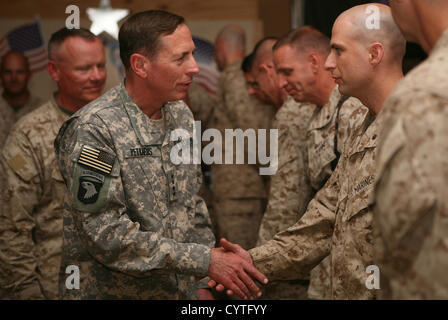 US General David H. Petraeus, comandante della NATO e la forza internazionale di assistenza alla sicurezza saluta Marines 25 maggio 2009 presso il Camp Leatherneck Kabul, Afghanistan. Petraeus ha rassegnato le dimissioni come direttore della CIA il 9 novembre 2012 dopo il rilascio di una dichiarazione dicendo che aveva impegnato in un affare extraconiugale. Foto Stock