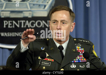US General David H. Petraeus, comandante della forza multinazionale in Iraq mutandine reporters al Pentagono Aprile 2, 2007 a Washington DC. Petraeus ha rassegnato le dimissioni come direttore della CIA il 9 novembre 2012 dopo il rilascio di una dichiarazione dicendo che aveva impegnato in un affare extraconiugale. Foto Stock