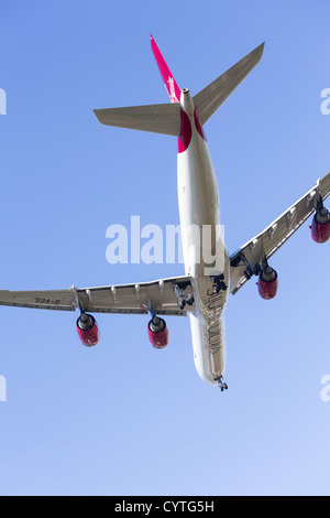 Virgin Atlantic A340 si avvicina a Heathrow il 9 settembre 2012. Londra Heathrow è il terzo aeroporto più trafficato del mondo Foto Stock