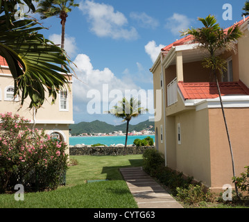 Vista di Philipsburg Sint Maarten da tra gli edifici dell'hotel o di proprietà timeshare Foto Stock