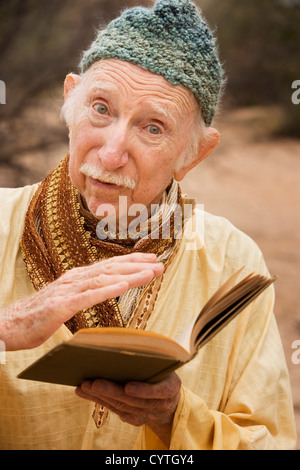 Uomo Saggio predicare nel deserto alta Foto Stock