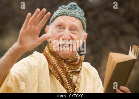 Uomo pazzo predicare nel deserto alta Foto Stock