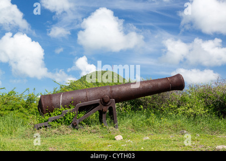 Vecchia ruggine cannon a Fort Amsterdam si affaccia Philipsburg Sint Maarten Foto Stock