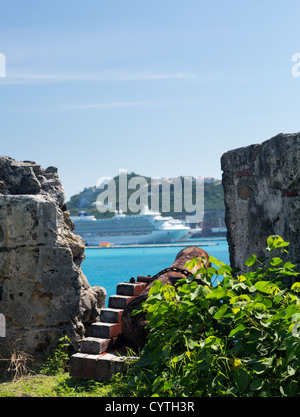 Vecchia ruggine cannon a Fort Amsterdam si affaccia Philipsburg Sint Maarten Foto Stock