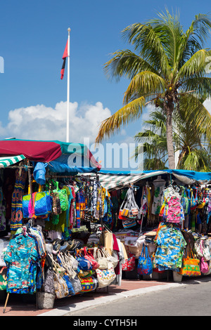 Vestiti stallo nella strada del mercato di Marigot, St Martin il 1 novembre 2012. Marigot è la capitale per il francese St Martin Foto Stock