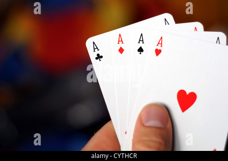 Mano e quattro assi che mostra il concetto di poker con copyspace Foto Stock