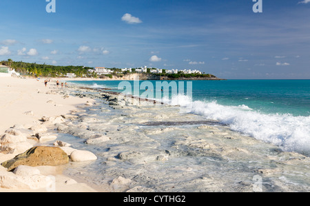 Una lunga spiaggia di sabbia a Baie Longue sul lato francese di St Martin Foto Stock