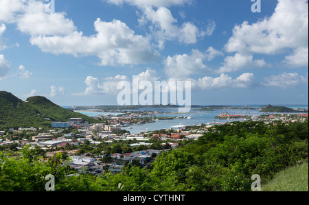 Vista di Simpson Bay Lagoon verso l aeroporto di St Maarten / St Martin in Isole Vergini, dei Caraibi Foto Stock