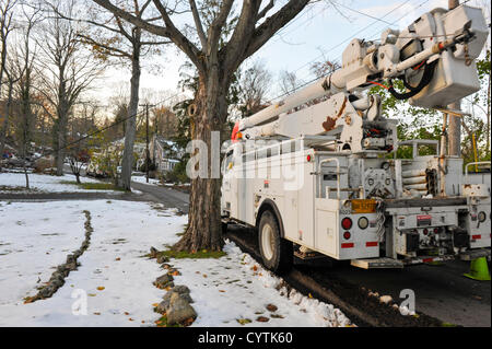 Stati Uniti d'America, 9 Novembre 2012: Superstorm Sandy 11 giorno - equipaggi provenienti da tutta l'America dare una mano in sfortunati Westchester County NY. Tre camion da costruzione MDR Inc di Columbia, Mississippi fuori di testa dopo l'installazione di pali di utilità in uno sforzo per ripristinare l'alimentazione per i residenti di Brevoort strada in Chappaqua, New York che sono stati senza la produzione di calore e di elettricità per 11 giorni dall uragano ha colpito di sabbia. © 2012 Marianne A. Campolongo. Foto Stock