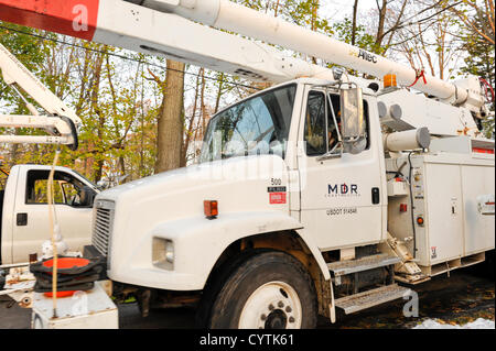 Stati Uniti d'America 9 Novembre 2012: Superstorm Sandy 11 giorno - equipaggi provenienti da tutta l'America contribuire a ripristinare il potere in Westchester County NY. Un carrello da MDR Costruzione Inc di Columbia, Mississippi testa fuori dopo l'installazione di pali di utilità per i residenti di Brevoort strada in Chappaqua, New York che sono stati senza la produzione di calore e di elettricità per 11 giorni dall uragano ha colpito di sabbia. Foto Stock