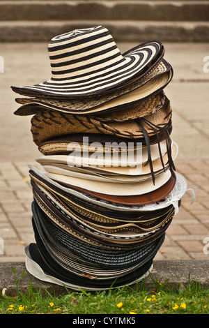 Una pila di cappelli, sombrero vueltiado, uno dei simboli della Colombia Foto Stock