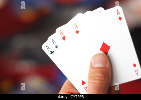 Mano e quattro assi che mostra il concetto di poker con copyspace Foto Stock