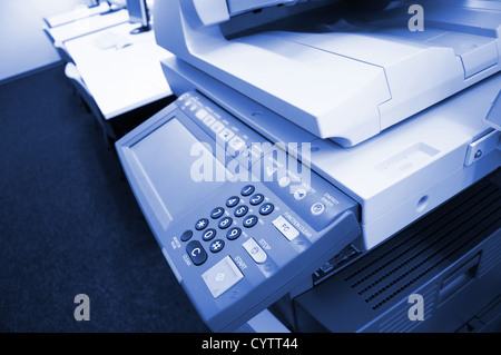 Centro della copiatrice o desktop in ufficio che mostra il concetto della documentazione Foto Stock