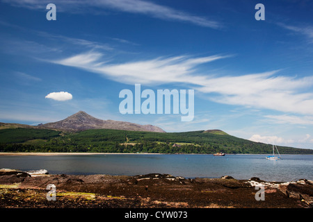 Vista di Goatfell da Brodick Bay, Arran, Scotland, Regno Unito Foto Stock