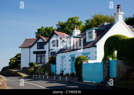 Vista di due case a fianco della strada nel villaggio costiero di Corrie, Isle of Arran, Scotland, Regno Unito Foto Stock