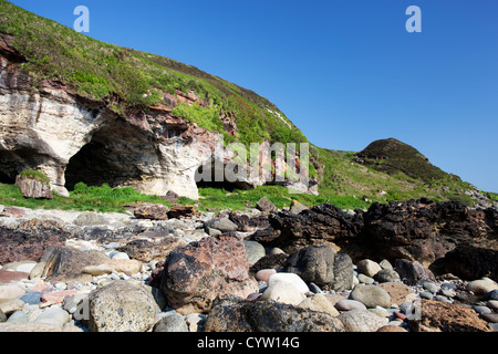 Vista di Kings Grotta, Drumadoon vicino Blackwaterfoot, Isle of Arran, Scotland, Regno Unito Foto Stock