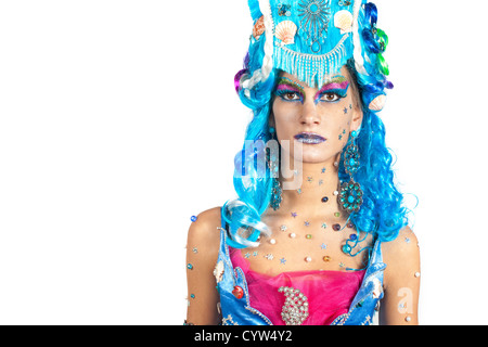 Bella località donna con capelli blu su sfondo bianco Foto Stock