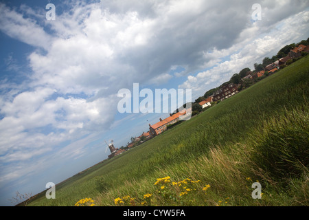 Vista astratta di Cley Mill, vista attraverso i canneti. Foto Stock