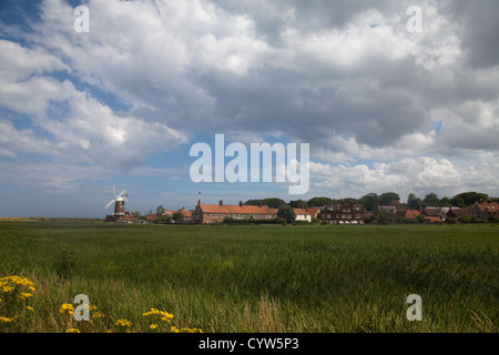 Cley Mill, vista attraverso i canneti. Foto Stock