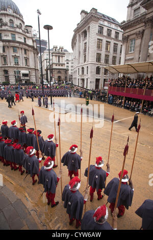 Il signore sindaco di mostrare sabato 10 novembre 2012. Mansion House City di Londra, Regno Unito. La figura mostra il signore sindaco di mostrare al di fuori Mansion House dove Assessore Roger Gifford inizia il suo ruolo come il Sindaco, che si serve di un anno, non corrisposto termine, svolge un ruolo di ambasciatori per il miglio quadrato, tipicamente trascorso tre mesi all'estero promuovendo il settore finanziario nonché la ricezione di delegazioni in Londra, Città di Londra, Inghilterra, Regno Unito. Foto Stock