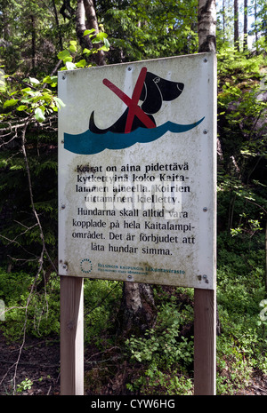 Il finlandese segno accanto al lago di divieto i cani da nuoto in acqua a Kaitalampi lago a Nuuksio National Park Foto Stock