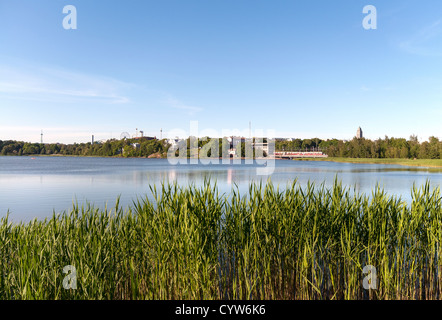 Vista sulla baia di Töölönlahti nel centro di Helsinki verso la Linnanmäki Amusement Park e Kallio in chiesa Foto Stock