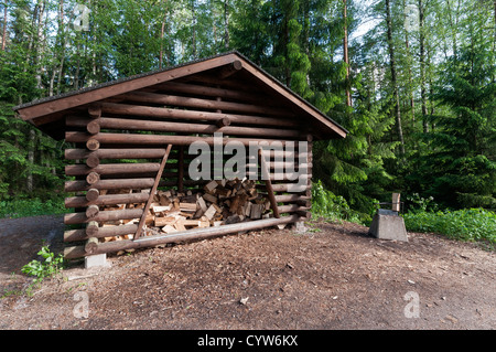 Rifugio di legno per tenere il fuoco ciocchi di legna secca e log stand di spacco sulla periferia di Helsinki in Finlandia Foto Stock
