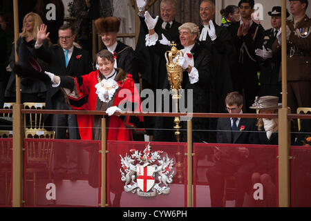 Il signore sindaco di mostrare sabato 10 novembre 2012. Mansion House City di Londra, Regno Unito. La figura mostra il signore sindaco di mostrare al di fuori Mansion House dove Assessore Roger Gifford inizia il suo ruolo come il Sindaco, che si serve di un anno, non corrisposto termine, svolge un ruolo di ambasciatori per il miglio quadrato, tipicamente trascorso tre mesi all'estero promuovendo il settore finanziario nonché la ricezione di delegazioni in Londra, Città di Londra, Inghilterra, Regno Unito. Foto Stock