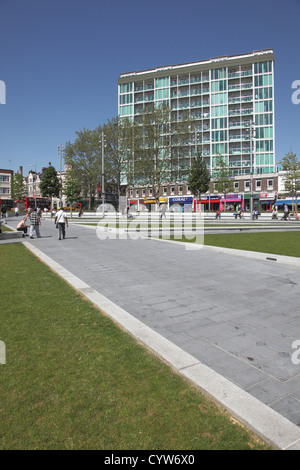 Gordon generale posto, Woolwich, UK. Un moderno e paesaggistici town square con ampi marciapiedi, erba e blocco di appartamenti dietro. Foto Stock