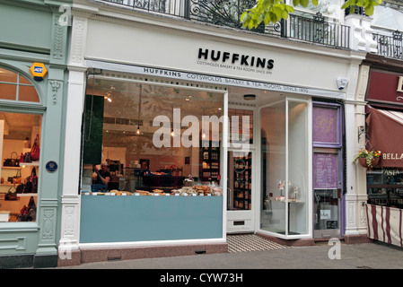 Il Huffkins Cotswolds panetteria e sale da tè a Cheltenham, Gloucestershire, Inghilterra. Foto Stock