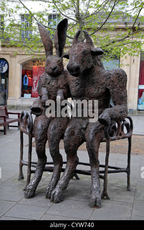 " Il Minotauro e la Lepre' scultura di Sophie Ryder a Cheltenham, Gloucestershire, Inghilterra. Foto Stock