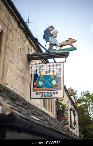 SHEEPSCOMBE, Regno Unito — The Butchers Arms, un pub tradizionale inglese nel villaggio di Sheepscombe, offre un'atmosfera accogliente e piatti classici da pub. Annidato nel cuore delle Cotswolds, questo storico albergo presenta un decor rustico e un ambiente accogliente. Foto Stock