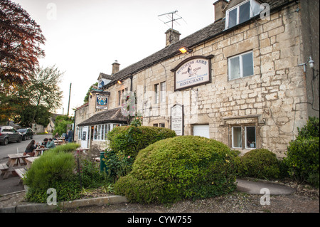 SHEEPSCOMBE, Regno Unito — The Butchers Arms, un pub tradizionale inglese nel villaggio di Sheepscombe, offre un'atmosfera accogliente e piatti classici da pub. Annidato nel cuore delle Cotswolds, questo storico albergo presenta un decor rustico e un ambiente accogliente. Foto Stock