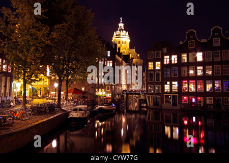 Città scenic da Amsterdam in Paesi Bassi da notte con il san Niklaas chiesa Foto Stock