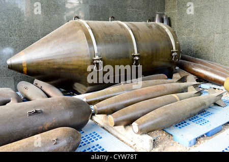 CITTÀ DI HO CHI MINH, Vietnam - Una collezione di grandi ordigni inesplosi, tra cui bombe e missili del periodo della guerra del Vietnam, è esposta al Museo dei residui di guerra. I manufatti militari servono come documentazione storica della guerra aerea durante il conflitto. Il museo conserva questi esempi di ordigni inesplosi come parte della sua mostra permanente. Foto Stock