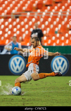 Brian Mullan degli Houston Dynamo set a calciare il pallone durante un Major League Soccer match contro DC uniti. Foto Stock