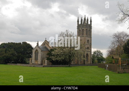 La parrocchia dedicata a tutti i Santi chiesa nel piccolo villaggio di Churchill, a sud-ovest di Chipping Norton, Oxfordshire, Regno Unito. Foto Stock