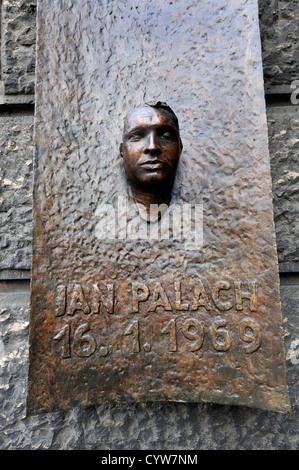 Praga, Repubblica Ceca. Monumento a Jan Palach realizzato dalla sua morte maschera, in Namesti Jana Palacha / Jan Palach Square Foto Stock