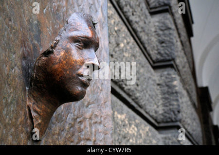 Praga, Repubblica Ceca. Monumento a Jan Palach realizzato dalla sua morte maschera, in Namesti Jana Palacha / Jan Palach Square Foto Stock