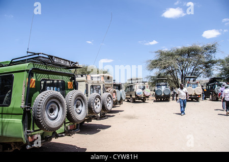 PARCO NAZIONALE DI TARANGIRE, Tanzania - gli onnipresenti Toyota Landcruiser preferiti come veicoli da safari sono allineati in un parcheggio presso un punto picnic designato nel Tarangire National Park, nel nord della Tanzania, non lontano dal cratere di Ngorongoro e dal Serengeti. Foto Stock