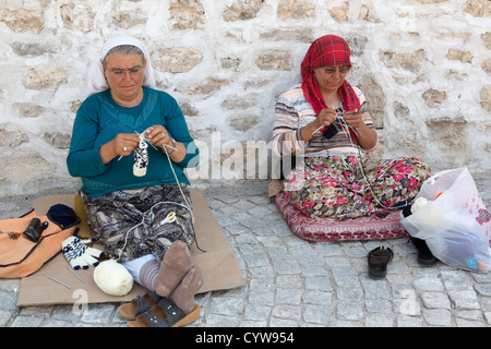 Due donne anziane maglia, Beyshehir town, Anatolia, Turchia Foto Stock