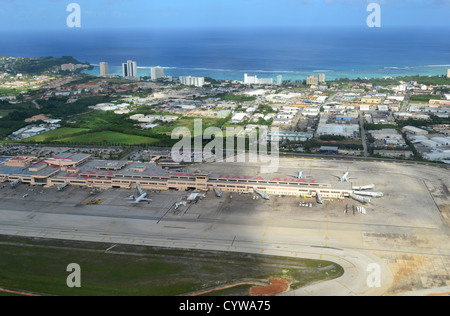 Vista aerea del terminal dell aeroporto di Agana e la Baia di Tumon, Guam Foto Stock