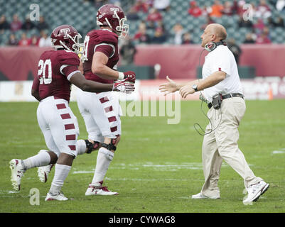 Nov. 10, 2012 - Philadelphia, Pennsylvania, Stati Uniti - Templi allenatore si congratula con i suoi giocatori durante il gioco tra il tempio e di Cincinnati al Lincoln Financial Field. (Credito Immagine: © Ricky Fitchett/ZUMAPRESS.com) Foto Stock