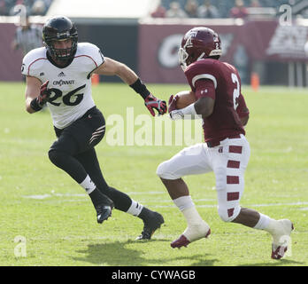 Nov. 10, 2012 - Philadelphia, Pennsylvania, Stati Uniti - Tempio della tailback, Matt Brown (2) in azione durante il gioco tra il tempio e di Cincinnati al Lincoln Financial Field. (Credito Immagine: © Ricky Fitchett/ZUMAPRESS.com) Foto Stock